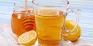 Чашка с чаем, мед и лимон