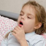 девочка с открытым ртом