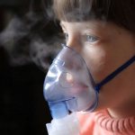 Девочка в маске для ингаляций