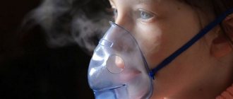 Девочка в маске для ингаляций