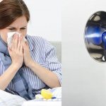 девушка греет нос лампой