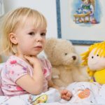 Когда у ребёнка болит горло: чем помочь. Малыш жалуется на больное горло, как определить и обезвредить причину: спреи, ингаляции, таблетки