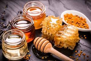 Мед можно использовать в двух видах - местно и внутренне