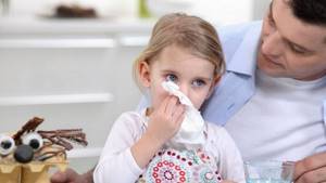 Мокрый кашель у ребенка без температуры может возникнуть из-за аллергии или насморка.