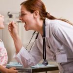 Осмотр ребенка врачом