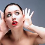 плохо слышит