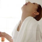 Полоскание больного горла раствором из соды, соли и йода