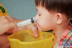 Промывание носа ребенку с помощью шприца