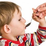Ребенок пьет сироп от кашля