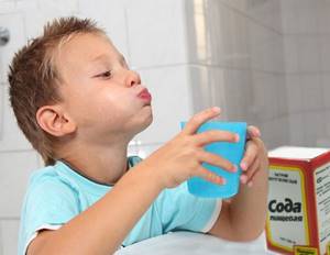 Ребенок полощет рот содой при кашле