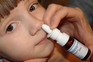 Спреи для носа часто используются для лечения насморка у годовалых детей