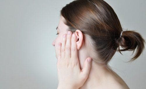 Треск (хруст) в ушах: причины и лечение